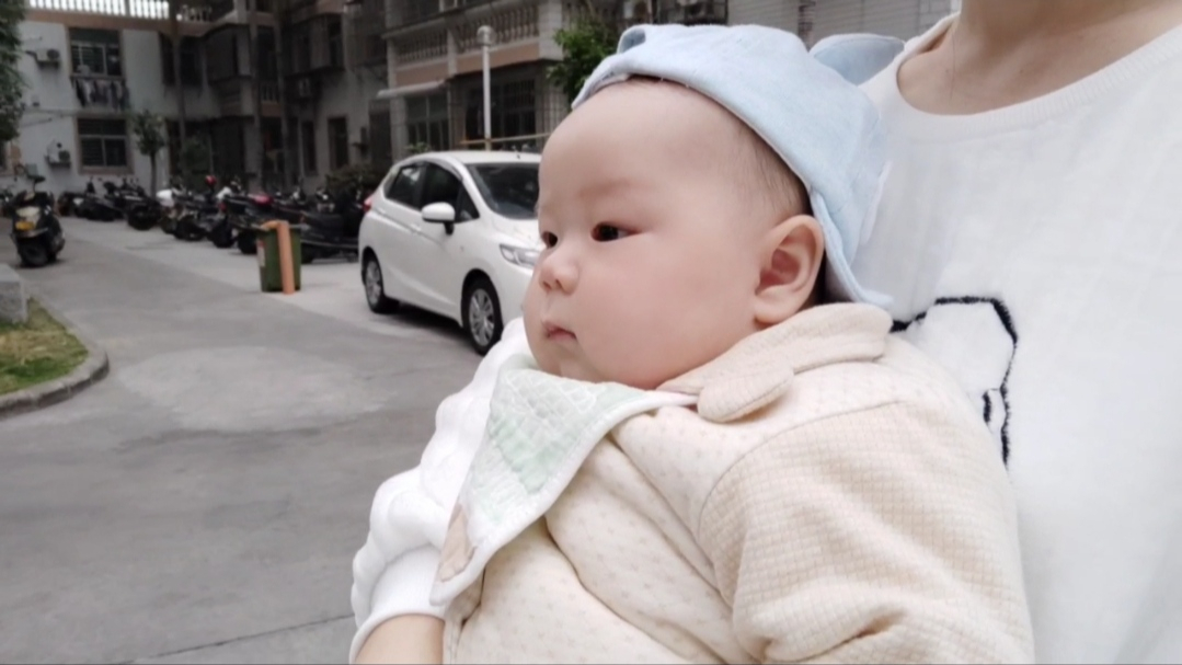 宝贝每次闹别扭,只要给他戴上帽子出去散散步,心情立马好起来